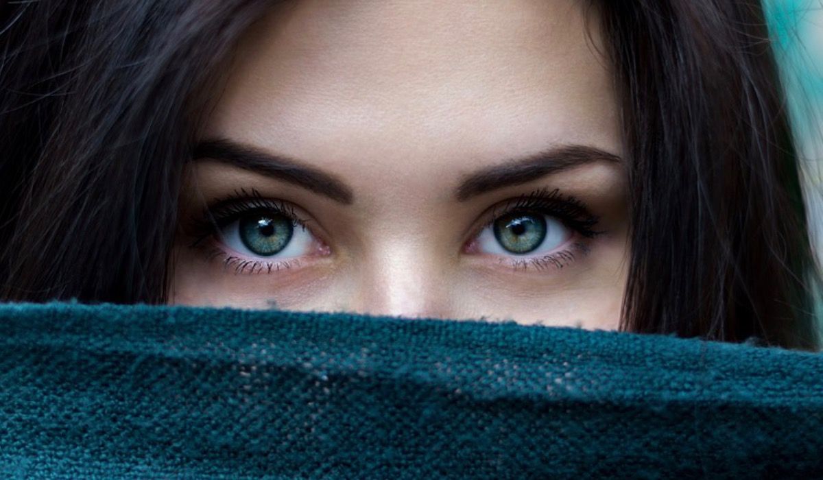 copertina di Yoga Journal con ragazza che fa una posizione yoga sollevata sulle proprie mani