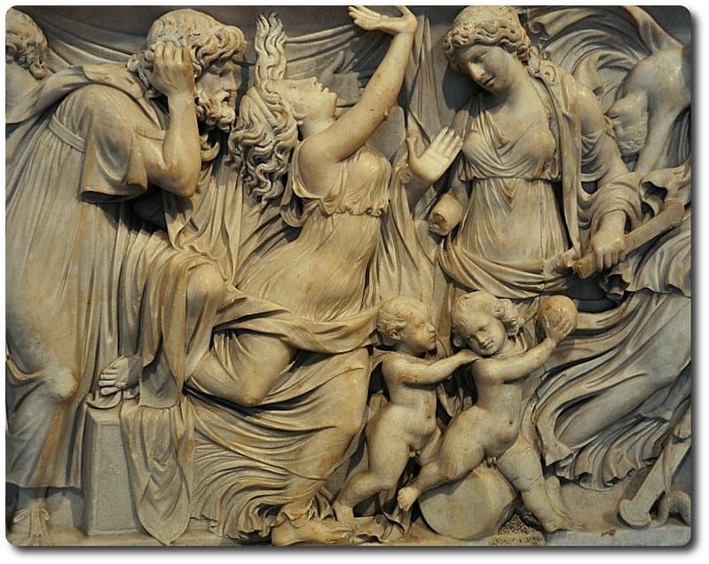 TRAGEDIE FAMILIARI TRA CONTEMPORANEITÀ E MITO: bassorilievo del sarcofago romano del 150 d.C. che raffigura Medea con i figli